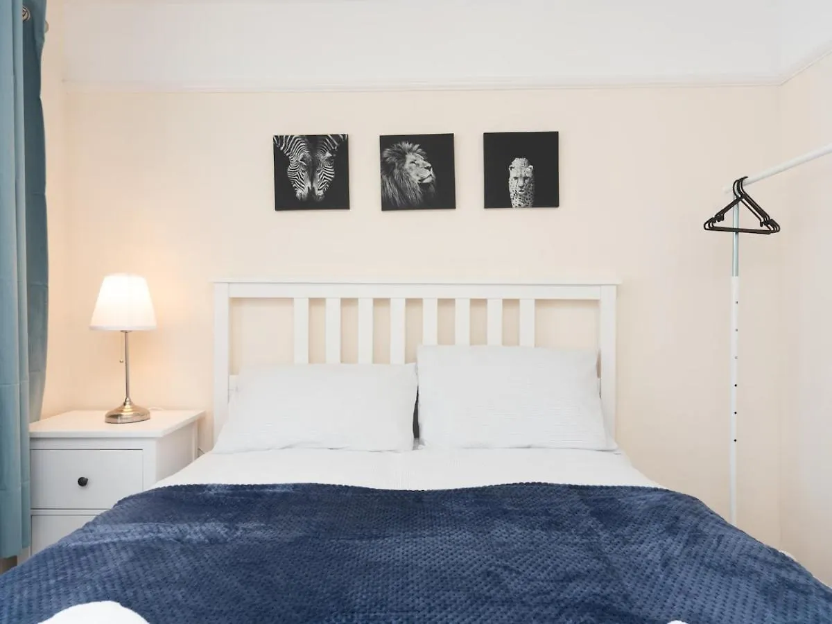 Pass The Keys Spacious 4 Bed House Free Parking Near Station Bexleyheath 0*,  United Kingdom