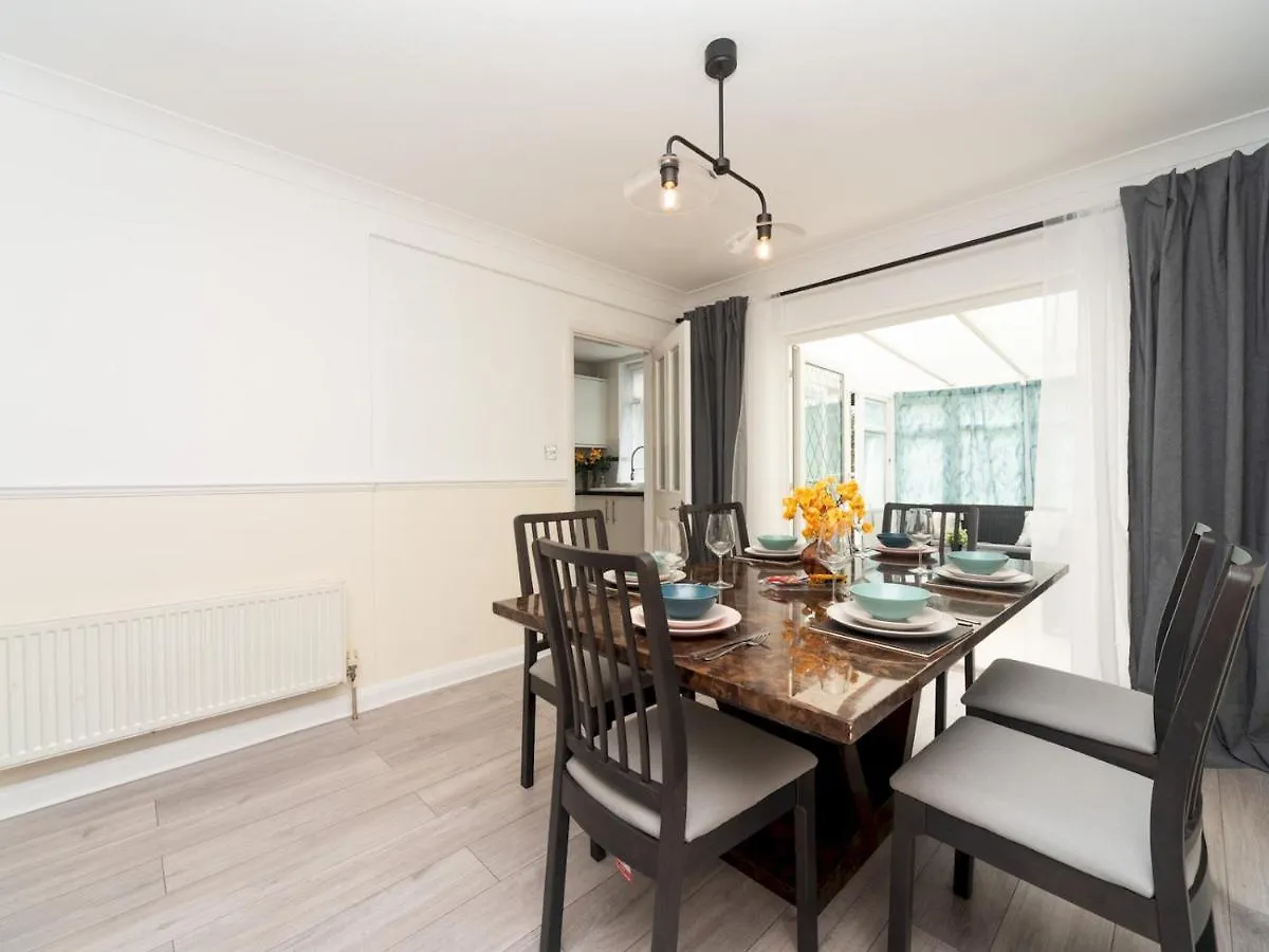 Pass The Keys Spacious 4 Bed House Free Parking Near Station Bexleyheath 0*,  United Kingdom