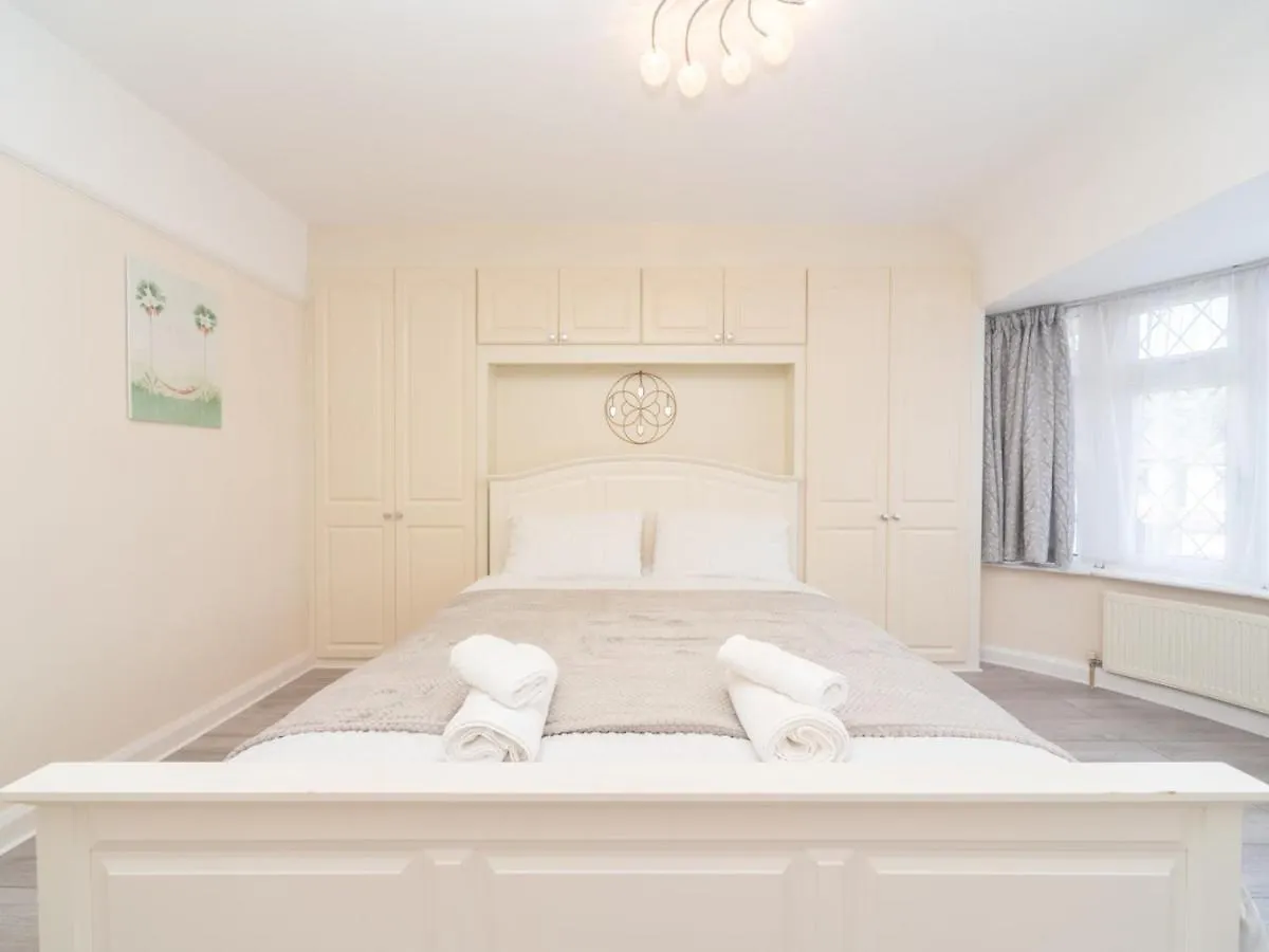 Pass The Keys Spacious 4 Bed House Free Parking Near Station Bexleyheath 0*,  United Kingdom