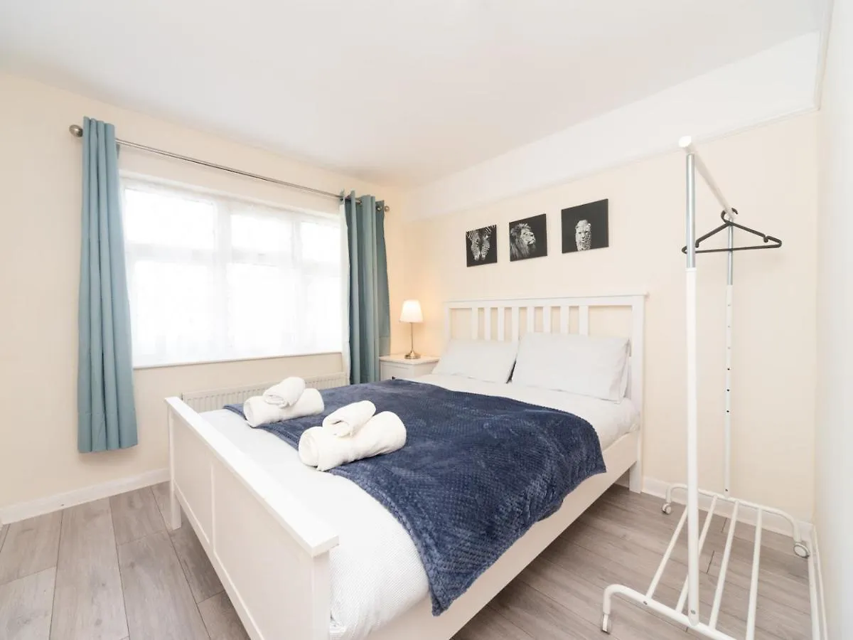 Pass The Keys Spacious 4 Bed House Free Parking Near Station Bexleyheath 0*,  United Kingdom