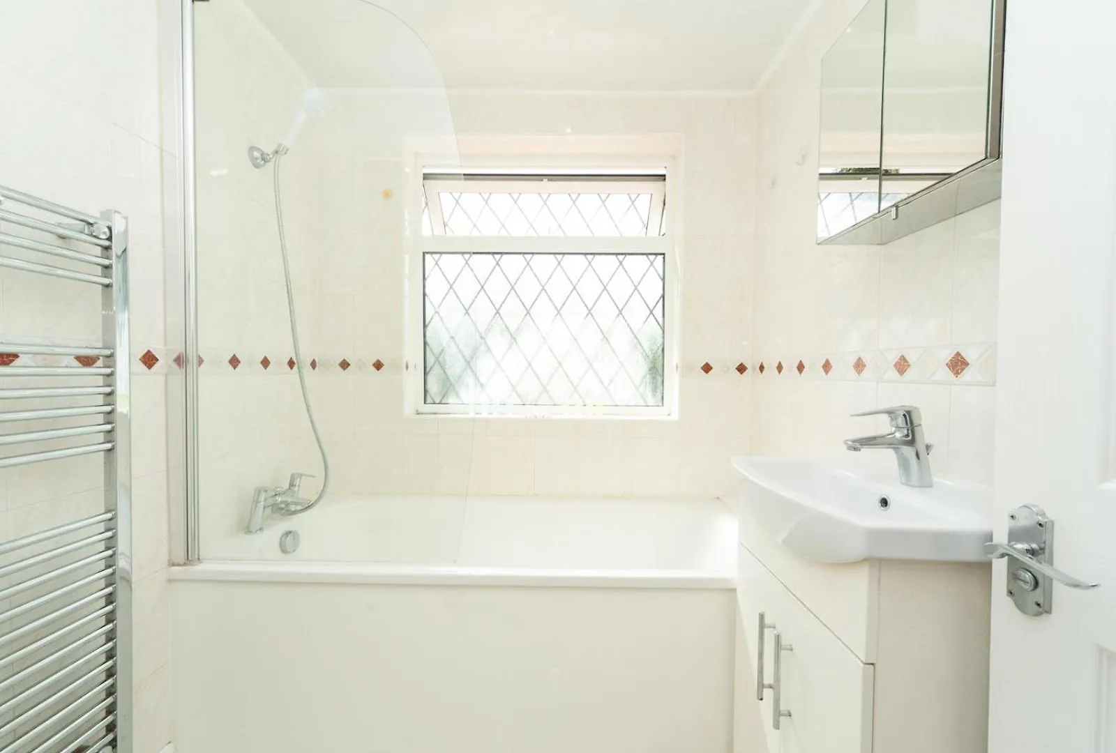Pass The Keys Spacious 4 Bed House Free Parking Near Station Bexleyheath 0*,  United Kingdom
